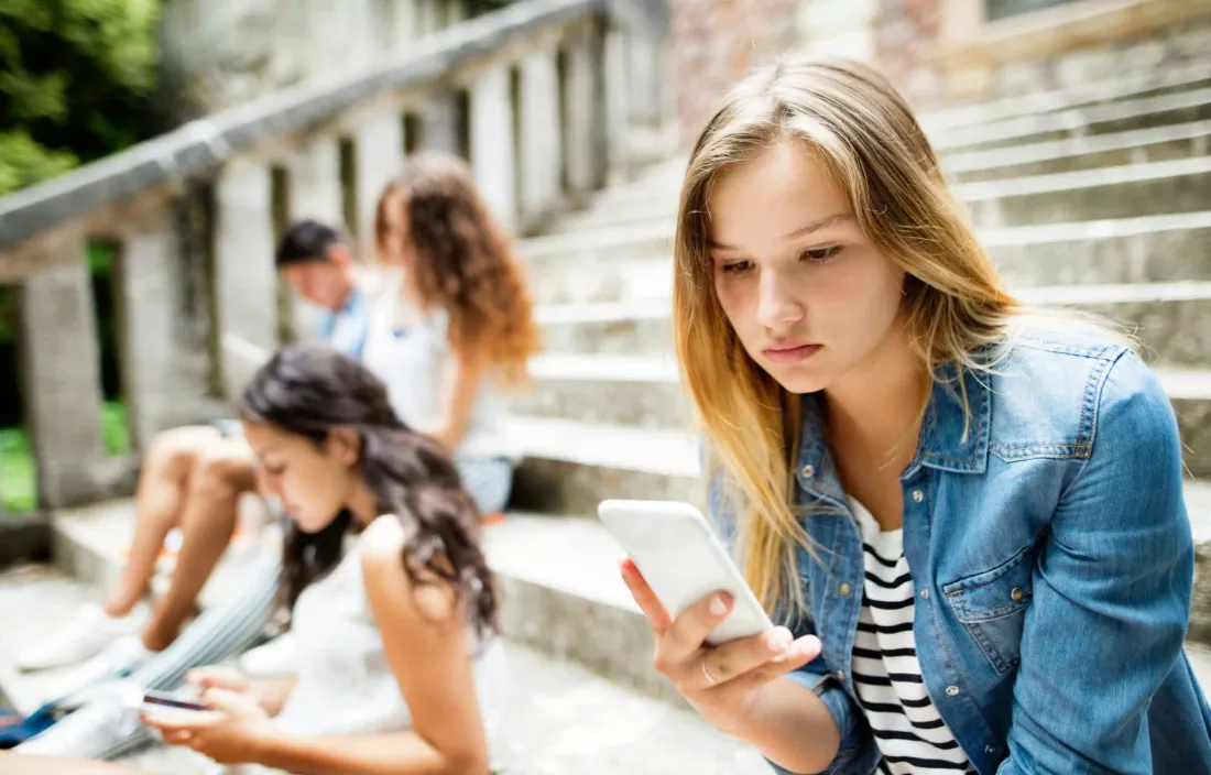 Fransa’dan Radikal Karar: 15 Yaş Altına Sosyal Medya ve Liselerde Telefon Yasaklanıyor